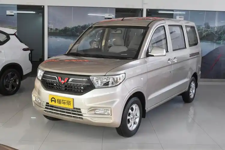 4l,起售价4.41万元,静态体验五菱宏光v