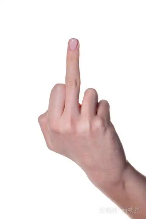 白色背景上露出中指的女人手