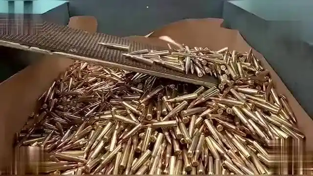实拍子弹的流水线生产全过程,画面好像生产糖果一样