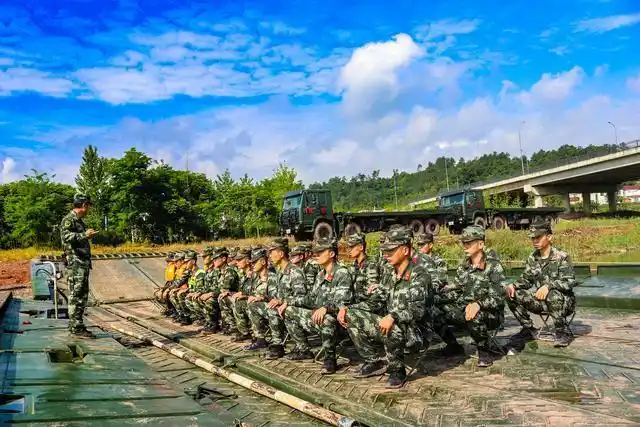 武警第二机动总队某支队厉兵秣马开展水上救援训练