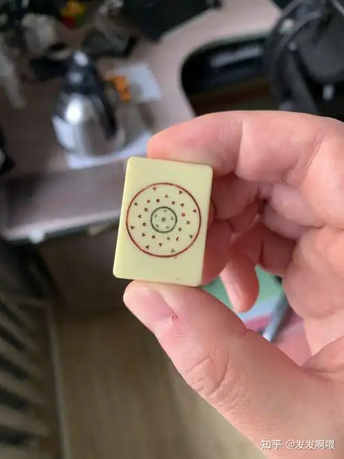 为什么麻将里一筒的圆环上写的是日文?内容是什么呢? - 知乎