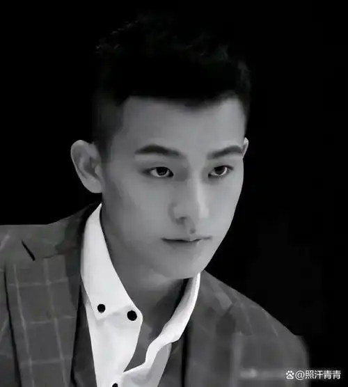 快乐男声欧豪现在属于90后当中比较红火的,有颜值有演技!