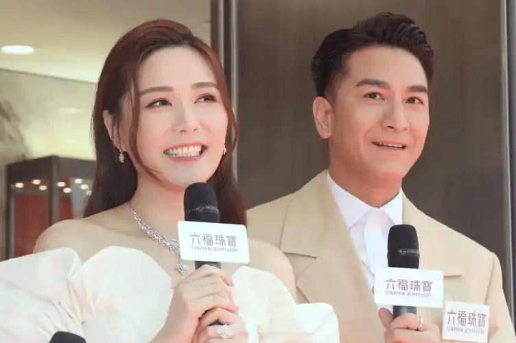 马国明穿白色礼服,大赞汤洛雯:睡着都靓_未来_未婚_老公