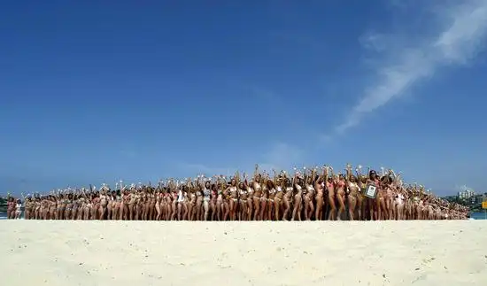 千名比基尼女郎集体拍泳装照创纪录(组图)