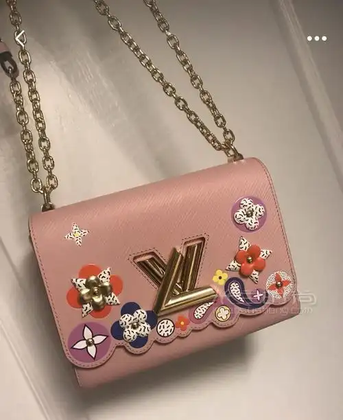 lv包包 lv女包lv路易威登粉色水波纹twist限量款单肩包柳钉花朵包