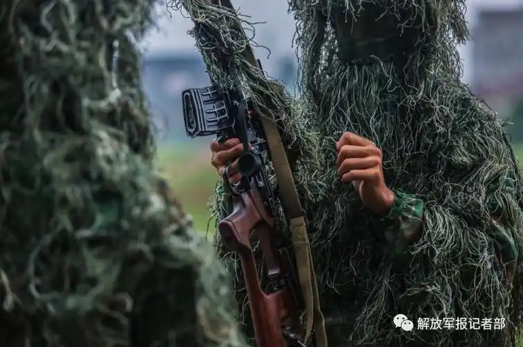 穿上伪装服的狙击手原来是这样!难得一见