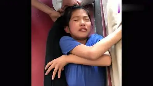 这就是舞蹈生压腿训练吗?太痛苦了,小姐姐实在忍不住掉出了眼泪