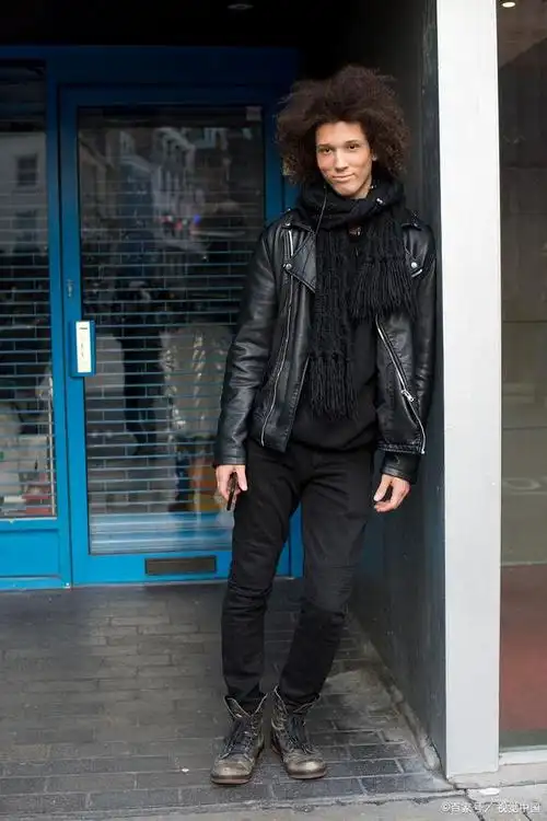 男士穿黑色马丁靴时,配什么裤子好看