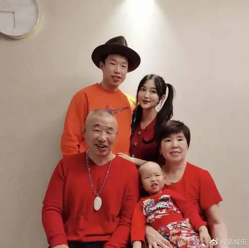 德云社烧饼晒全家福妻子孕肚明显父亲坐轮椅走路需拄拐