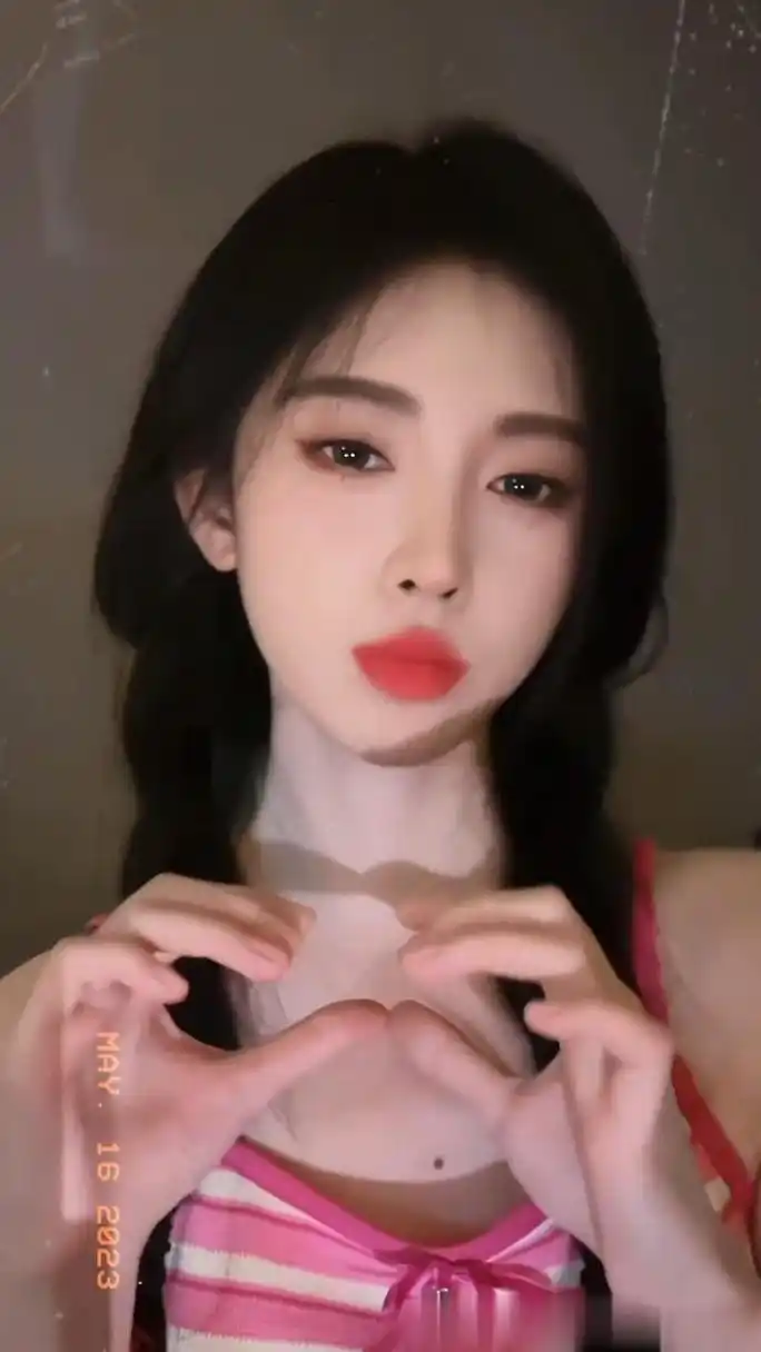 鞠婧祎粉色条纹吊带##鞠婧祎戳脸比心手势舞#呜呜好甜啊姐姐