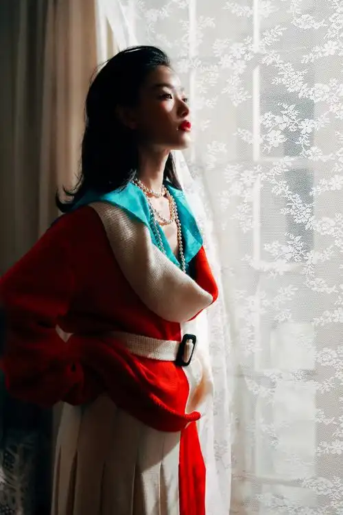 倪妮复古卷发大片