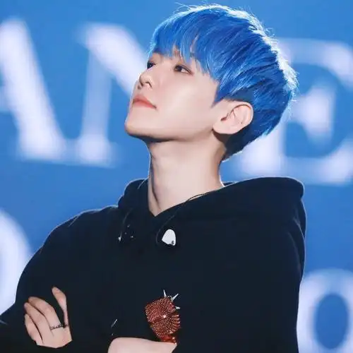 蓝色头发自带仙气的阿爸