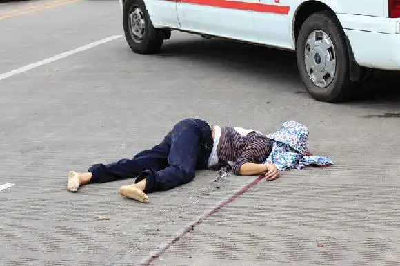 海口一中年妇女骑自行车过斑马线遭货车碾压致死