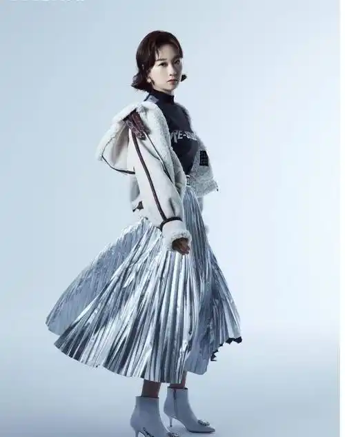 李子璇的这身高调配色搭配跟刚才的色调完全相反,通体纯白的色彩很是