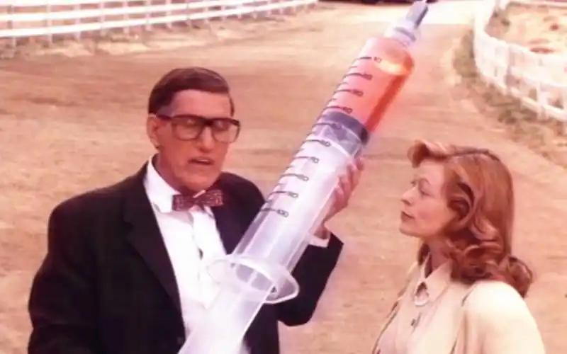 女巨人得病需要打针,注射器比人还高,医生也没办法了_哔哩哔哩 (゜-゜