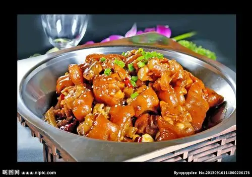 本店特色猪蹄锅,美味可口,肥而不腻,富含胶原蛋白质,美容养颜,是您与