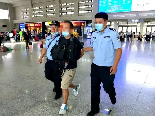 qq群里非法转卖手机漫游"大王卡"2万张 嫌疑人王某被怀化铁警抓获