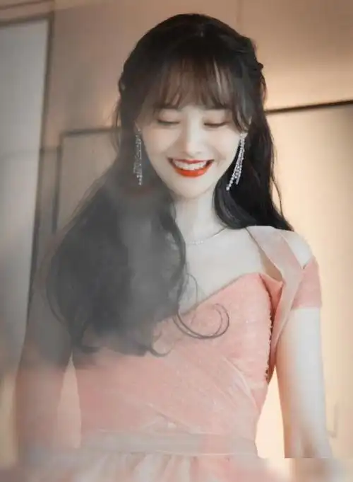 郑爽精品风格盛典红毯造型,身着一袭jennypackham粉晶流沙长裙配以