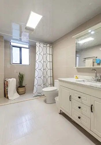 【客厅】主卫空间,洗手盆爵士白的大理石台面,地面采用拉丝纹的防滑