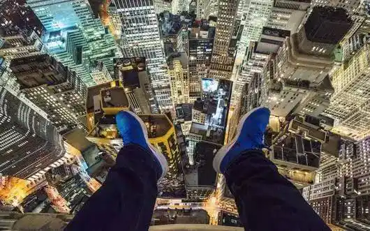 的照片,视角都是在高楼的天台上摆出种种炫酷惊险的动作,并向下俯视