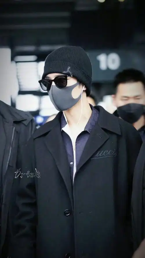 肖战vlog孤独感##肖战冷帽夏日穿搭机场look##肖战机场