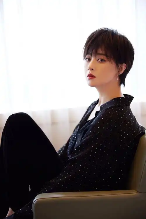 蒋欣剪了短发再穿一身黑色调look又酷又美