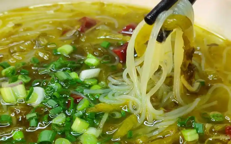 大厨教你做正宗的酸菜粉丝汤,酸辣开胃,简单美味,巴适惨了_哔哩哔哩