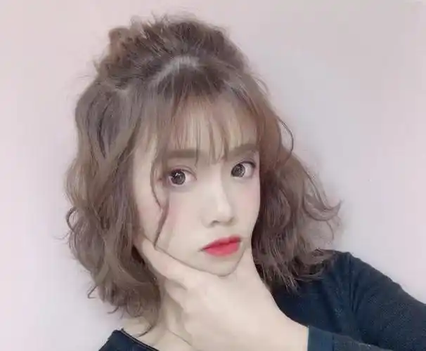 脸小头小适应什么发型脸小头发多的女生适合什么发型