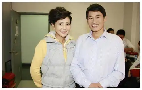 46岁的方琼和丈夫自拍照晒出,隐瞒了15年的丈夫露脸,原来是他