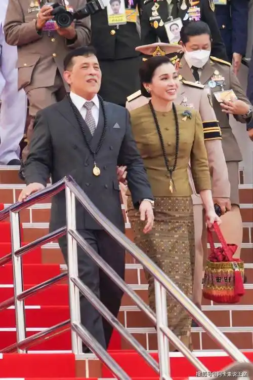原创泰国王后苏提达成为王室门面担当一身高档丝绸礼服示人陪泰王参加