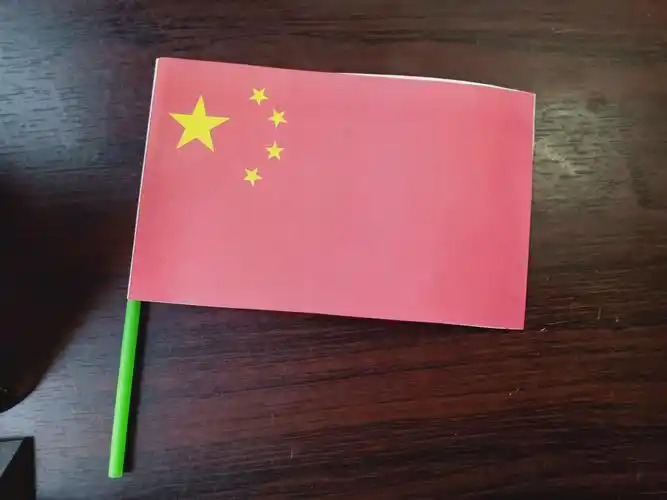 让大家看看我们手工制作的五星红旗