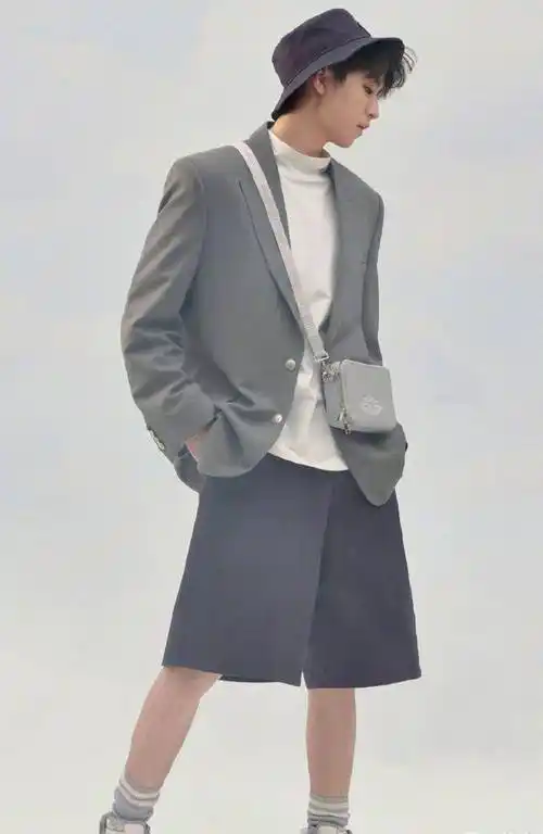 原创王俊凯把混搭风穿火了长袖外套配短裤帅气得让人忽略年龄