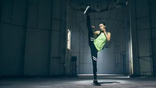 张蓝心是原国家跆拳道队运动员,退役后转战演艺圈,首部电影是成龙的