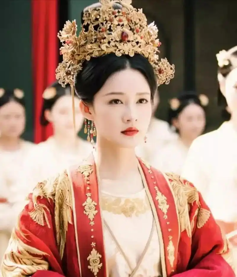 李沁杨紫古装结婚照,感觉李沁无论是身材和颜值都直接秒杀颜值杨紫