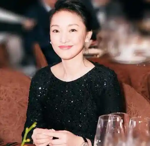 自带"灵气"的周迅:多次恋爱经历未能圆满,如今49岁却_