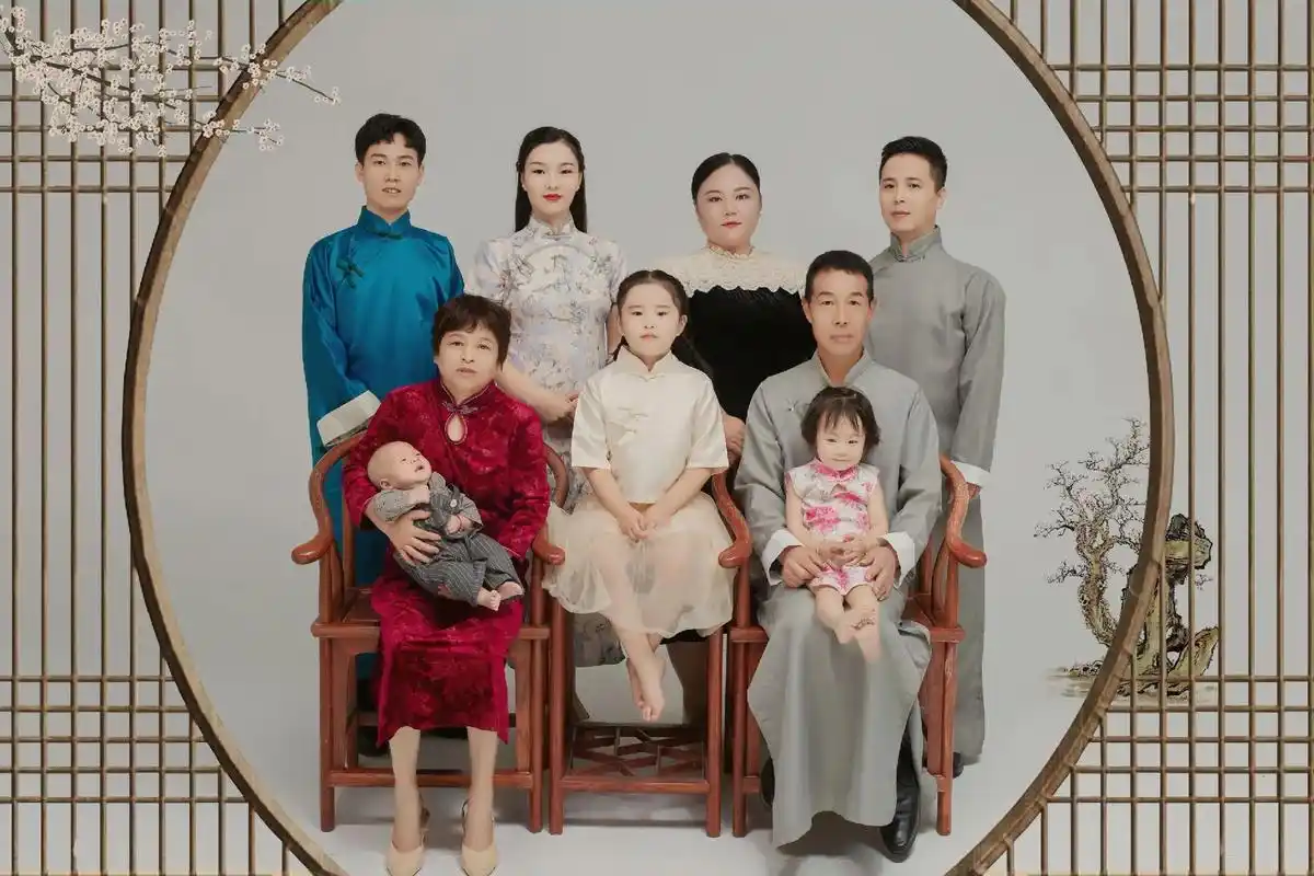 和谐美满的一家人!#最美全家福照片  - 抖音