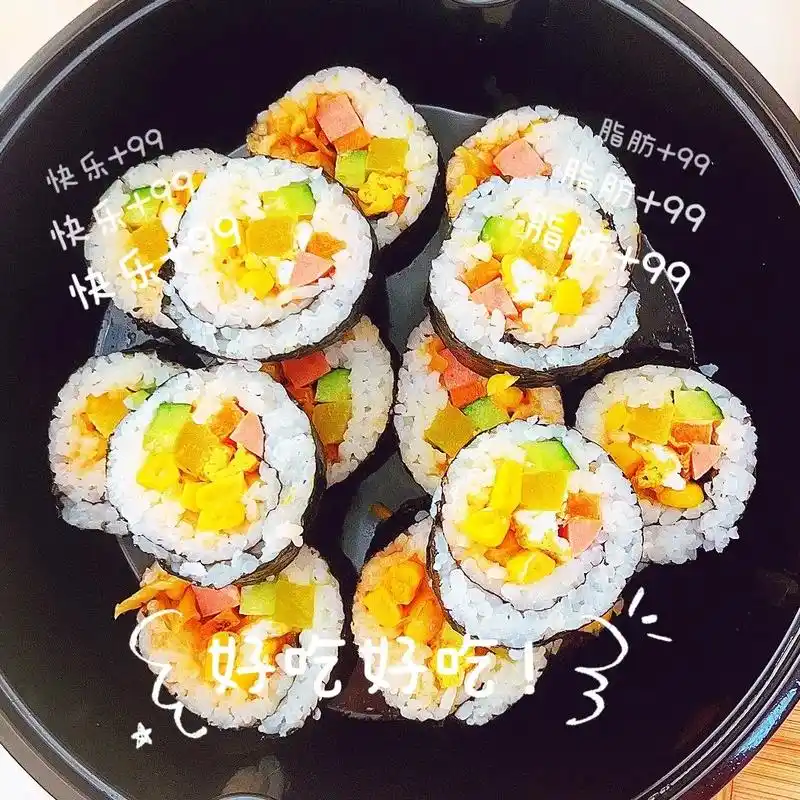 简单寿司做法:原料:米饭,黄瓜,火腿,鸡蛋,黄萝卜,海苔,胡 - 抖音