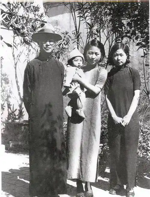 沈从文的九妹:15岁离开湘西,11年后却成了疯子,她经历了什么?