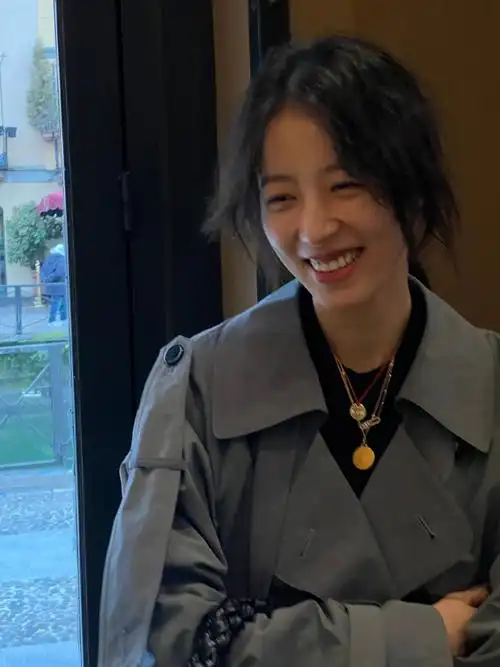 周雨彤短发侧颜##周雨彤短款风衣