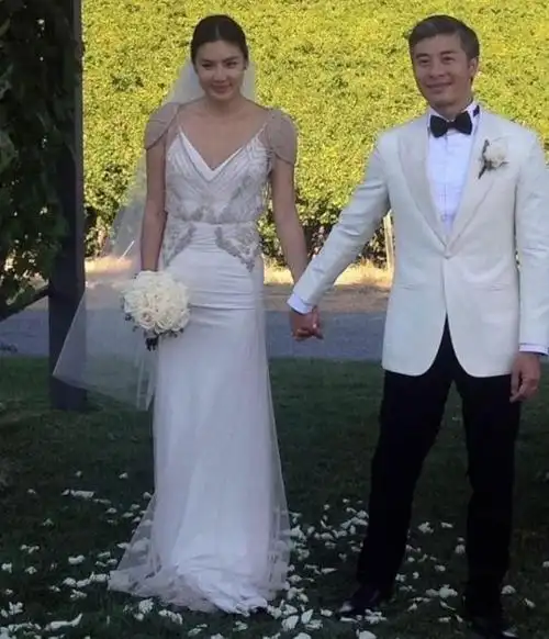 乐基儿首次分享与富豪老公的婚纱照 网友:父女的既视感