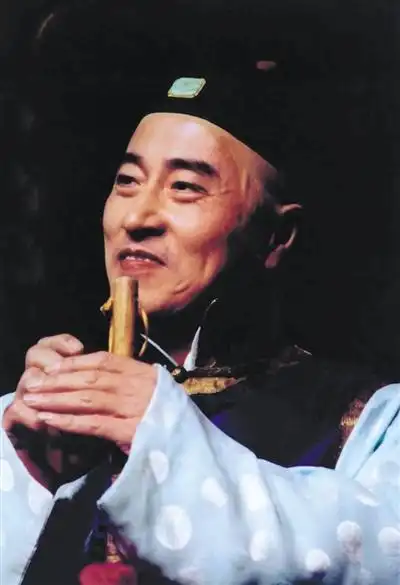 梁冠华饰王利发