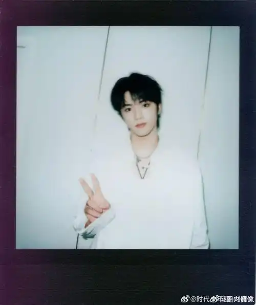 刘耀文纯白造型拍立得##刘耀文戴了三个项链