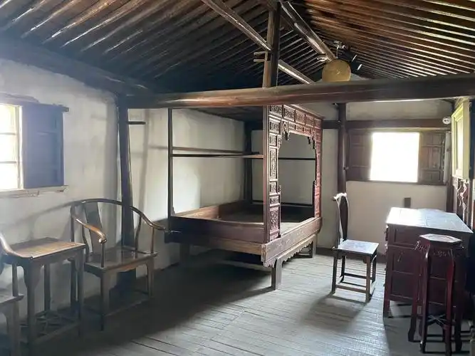 艾青故居卧室,简单清爽,让我不经让我联想起他当年在这窗前朗朗读书的