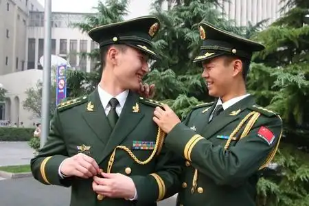 这是武警07式国旗护卫队礼宾服.