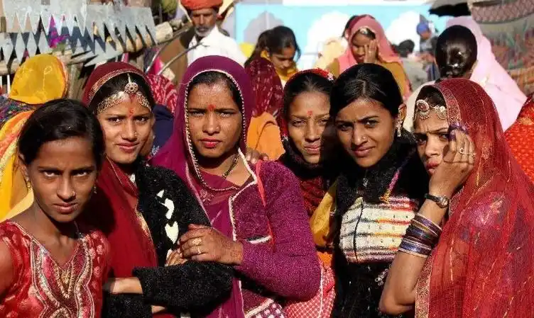 总人口13亿,有100多个民族,其中印度斯坦族约占总人口的30%,海外主要