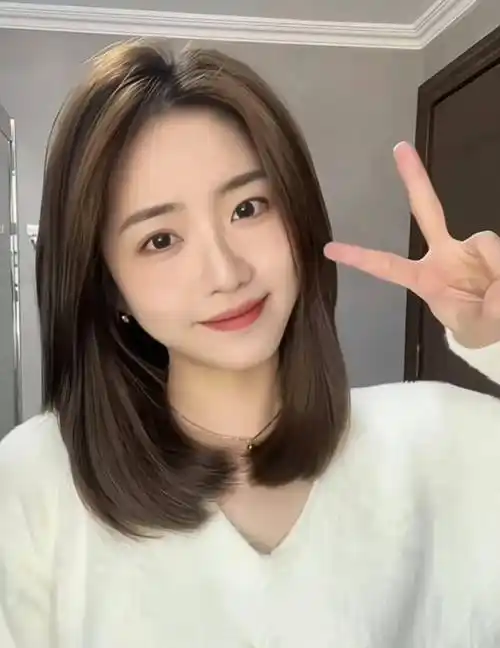 今年流行一种发型叫"锁骨发",洋气减龄显脸小,效果堪比整容