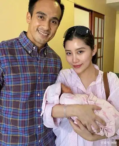 31岁大马名媛陈雪铃生女,何超盈送万元婴儿车,闺蜜俩感情深厚