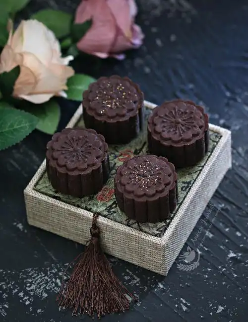 mooncakes chocolate mooncake with ferrero rocher 金沙巧克力月饼