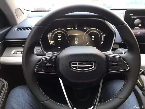 方向盘操纵灵敏,轻巧.