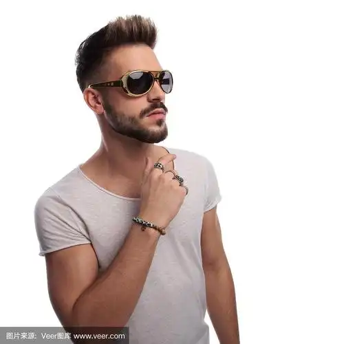 酷酷的年轻随意的男人戴着太阳镜,看向一边
